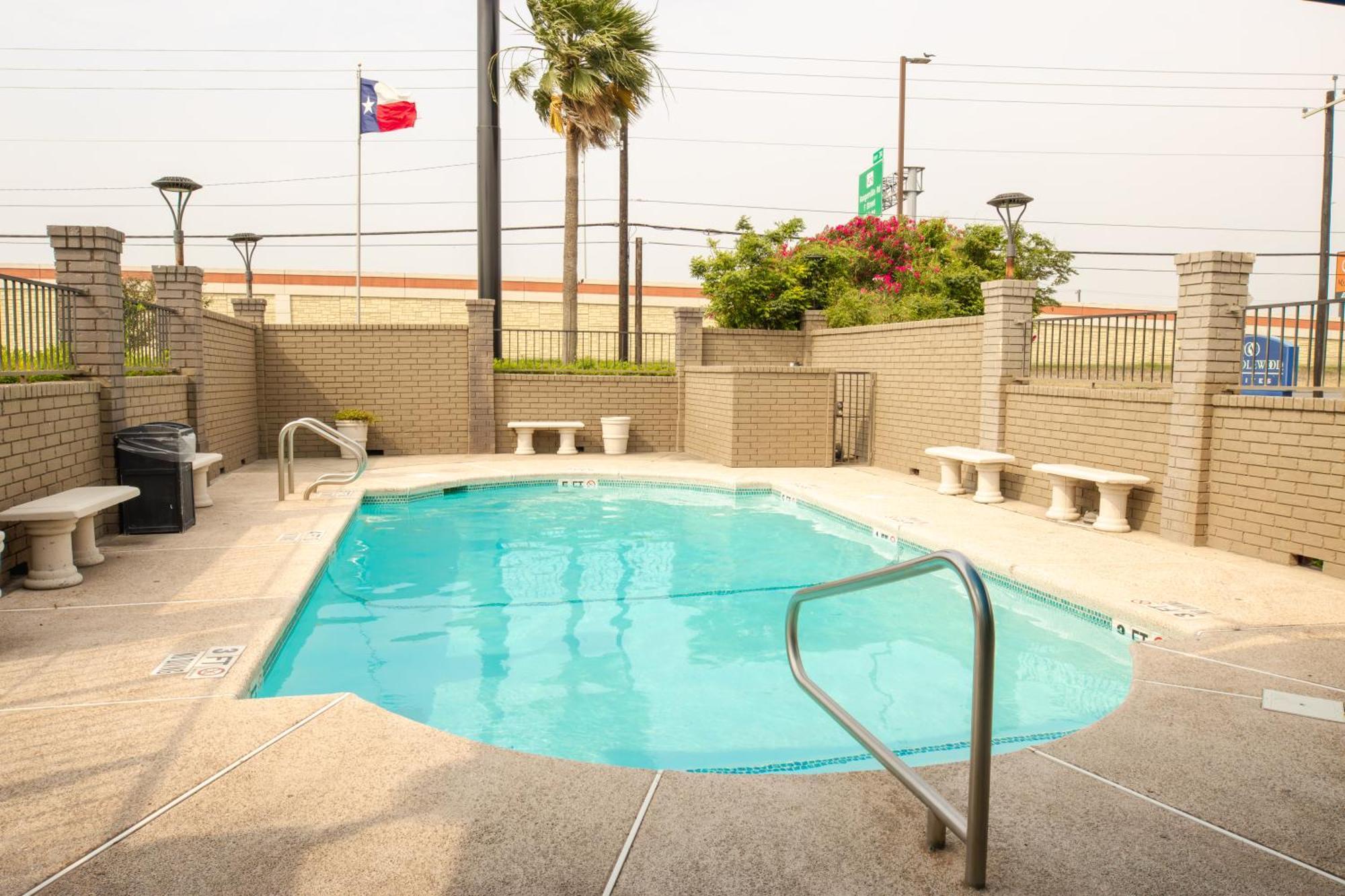 Americas Best Value Inn Harlingen Esterno foto