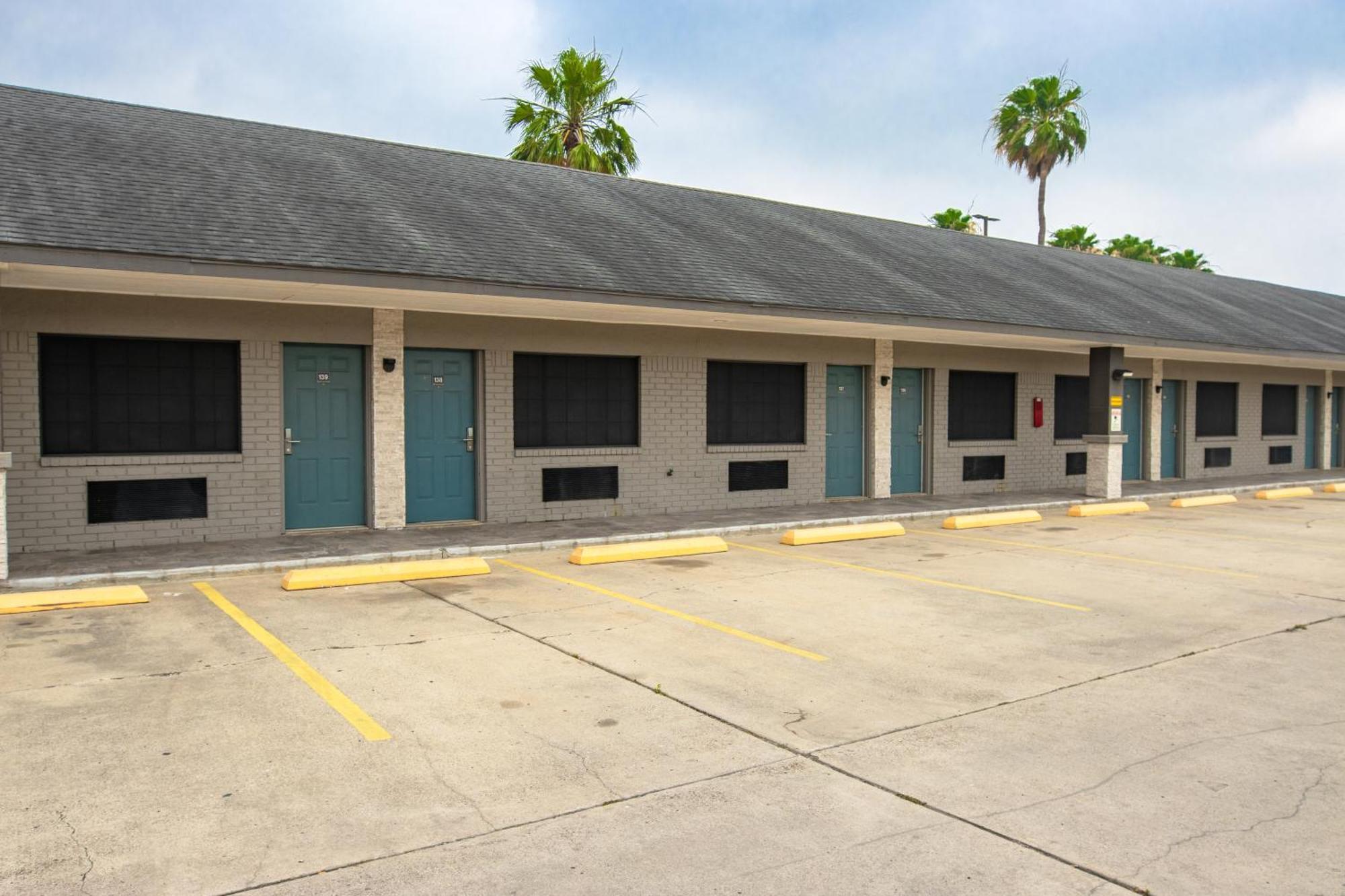 Americas Best Value Inn Harlingen Esterno foto