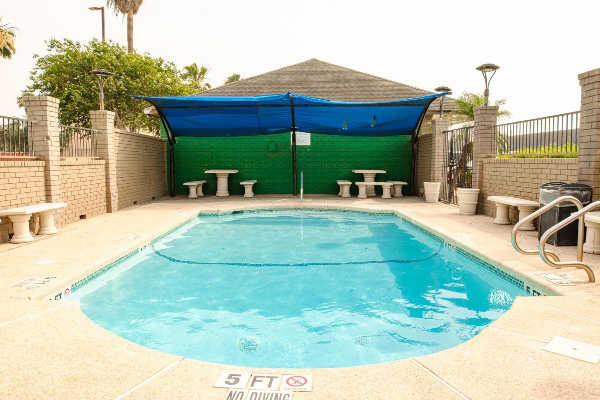 Americas Best Value Inn Harlingen Esterno foto